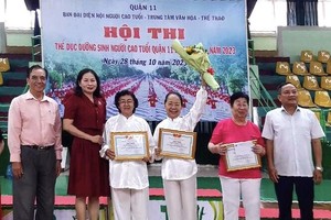 郡高龄人会主任朱杞文（左一）与获奖队代表合照留念。