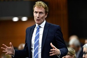 加拿大移民部长马克·米勒27日宣布了旨在保护国际学生免受欺诈的新规定。（图：The Globe and Mail）