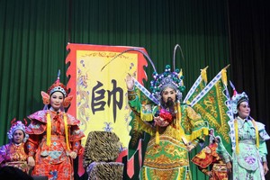 在《花木兰》剧目中，大部分小生角色都是由女艺人担任。有人甚至要同时扮演两三个角色。