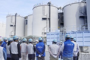 10月25日，IAEA调查团在东京电力福岛第一核电站视察处理水储罐。（图：共同社）