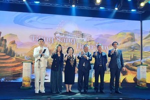 老街省与平仙公司领导主持新张仪式。