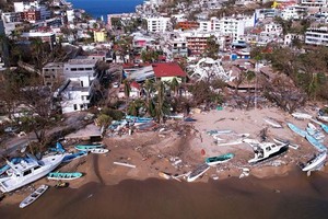 墨西哥阿卡普尔科遭受“奥提斯”飓风袭击的游艇俱乐部场景。（图：Shutterstock）