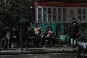 矿工亲属聚集在 Kostyenko 安赛乐米塔尔煤矿大楼外。（图：AFP） 