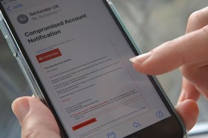 犯罪份子如今正越来越多地利用社交媒体、网络平台、短信、电话和电子邮件实施诈骗。（示意图：Alamy）