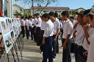 在校园举办有关交规与交通事故图片展，有助提升教育效果。