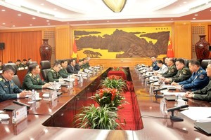 越南国防部部长潘文江大将与中国共产党中央军事委员会副主席何卫东上将进行会谈。（图：越通社）