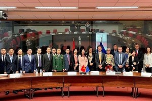 双方与会代表合影。（图：越通社）