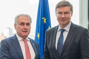 澳大利亚贸易部长法雷尔（左）与欧盟贸易专员东布罗夫斯基斯（右）。（图：澳大利亚广播公司）