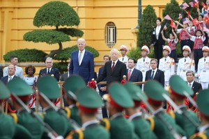 2023年9月10日下午，党中央总书记阮富仲和乔‧拜登总统在正式欢迎仪式上检阅越南人民军仪仗队。