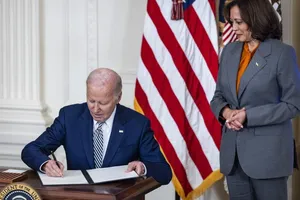 美国总统拜登（左）在副总统贺锦丽的陪同下签署了AI监管行政令，推出白宫有关生成式AI的首套监管规定。（图：EPA）