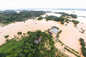 河靖省香溪县暴雨洪涝成灾，到处一片汪洋。（图：VTC News）