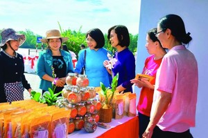 9月13日至15日，在槟椥省举办的南部女性Ocop创业产品展销会上推介“芹耶草药盐”