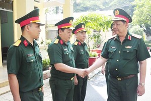 越南人民军副总参谋长黄战胜上将与嘉定团干部亲切握手问好。（图：人民军队报）