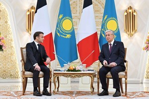 托卡耶夫（右）1日与到访的马克龙举行会谈。（图：互联网）