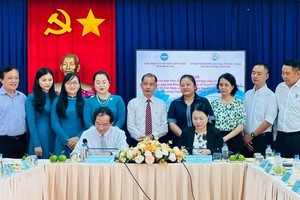 市海外越南人委员会和同奈省各友好组织联合会签署海外越南人的人民对外工作配合计划。（图：VGP）