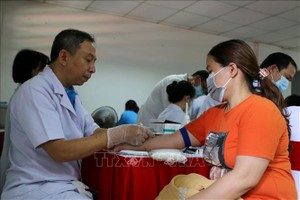 参加“盛会的工人们获免费一般体检。（图：越通社）