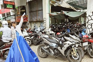 在第三郡阮氏明开街的存车处占用街道以作为存车地点，一辆摩托车每次收取１万元。