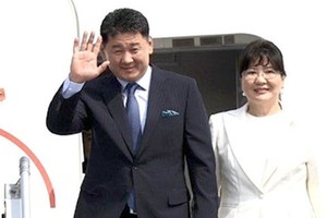 蒙古国总统乌赫那‧呼日勒苏赫和夫人。（图：越通社）