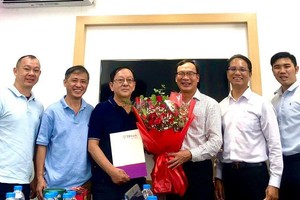 企业发展辅助咨询组：（左起）华人企业家曾裕倴、罗国均、麦汉强以及先锋银行副总经理曲文华和杨仲团、杜英方。