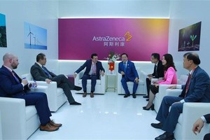 越南政府副总理陈红河会见阿斯利康全球首席执行官苏博科。（图：越通社）