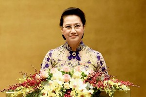 越南社会主义共和国国会原主席阮氏金银荣获旭日大绶章。（图：陈海）