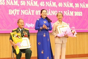 各郡县向高龄党员颁授党龄纪念章