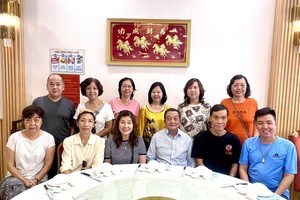 福中校友执委会在讨论筹备工作后合照。