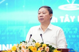 市人委会副主席杨英德致开幕词。