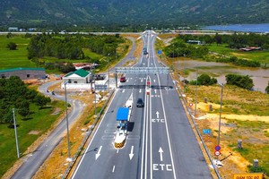 芽庄-甘林高速公路项目试行无道闸杆不停车电子收费系统。（图：友隆）