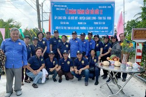 培德精舍理事会与领取赠品后的贫民合摄。