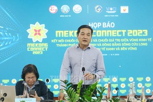 市工商厅厅长裴佐黄宇新闻发布会上发言。（图：市党部新闻网）