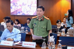 市公安厅参谋科副科长黎孟河上校在新闻发布会上发言。（图：阮黎）