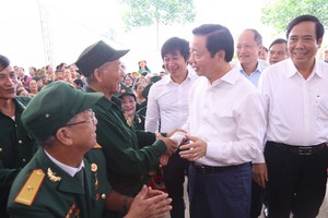 政府副总理陈红河与河靖省甘禄县庆永安乡下潮村的退伍军人亲切交谈。（图：河靖报）