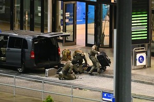 当地时间11月4日20时许，一名男子持枪驾车冲破路障，闯入德国汉堡机场并对空鸣枪，机场因此暂停航班起降并疏散了乘客。（图：Getty Images）