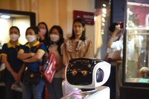 胡志明市历史博物馆开展与游客互动的机器人。