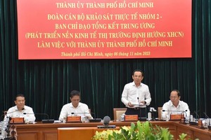 党中央政治局委员、市委书记阮文年在会上致词。