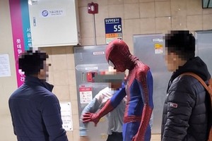 “蜘蛛侠”现身首尔街头帮助维护治安