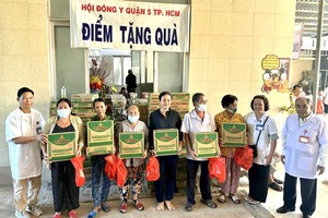 第五郡东医会副主席穆萨罕尼法医师（右一）等代表向病人赠送药品和礼物。