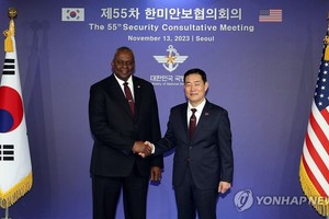 韩国国防部长官申源湜(右)和美国国防部长劳埃德‧奥斯汀在第55次韩美安保会议前握手合影。（图：韩联社）