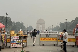 印度新德里地标“印度门”，11月5日被笼罩在灰蒙蒙的烟霾中。（图：互联网）