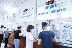 民众办理医保诊疗手续。