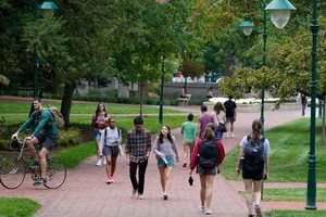 学生们在大学校园里漫步。（图：AP）