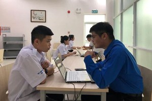 市干部学院所属年轻理论俱乐部的新成员招收面试。