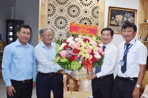 市委检查委员会主任杨玉海（右二）向市教育与培训厅原厅长张双德教师赠送鲜花。（图：市党部新闻网）