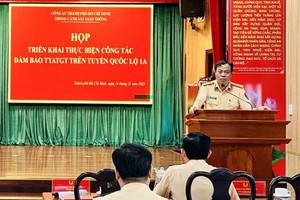 市公安厅交警科长陈忠孝上校在会议上发表讲话。（图：PC08）