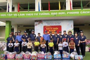 培德精舍理事会、澳洲越侨与福胜小学生合摄。