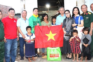 代表团探望及向德农省居桔县亚特灵镇赫哈布克隆家庭赠送礼物和国旗。