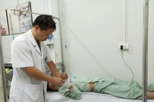 阮孟长医生告知，男病童已获施手术疗理各伤势，同时缝了15针和放置引流管。（图：院方提供）