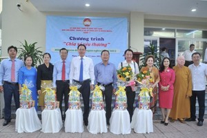 市、郡领导与热心单位合照留念。