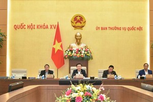 国会主席王廷惠（左二）主持会议。（图：姜忠）